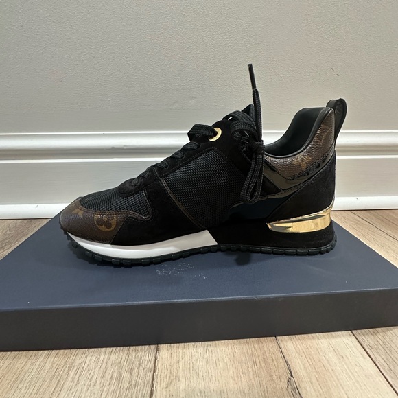 authentic Louis Vuitton sneaker - Picture 4 of 5
